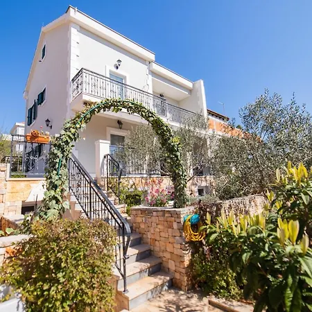 Sun Garden - 4 Star With Heated Swimming Pool, Quiet Bay, Bbq, 50m From The Sea