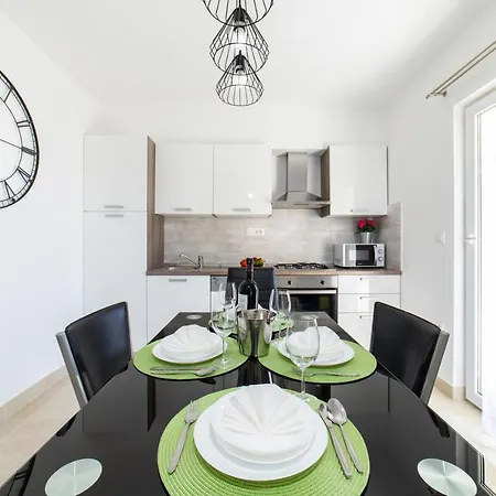 Sun Garden - 4 Star With Heated Swimming Pool, Quiet Bay, Bbq, 50m From The Sea * Milna (Brac)