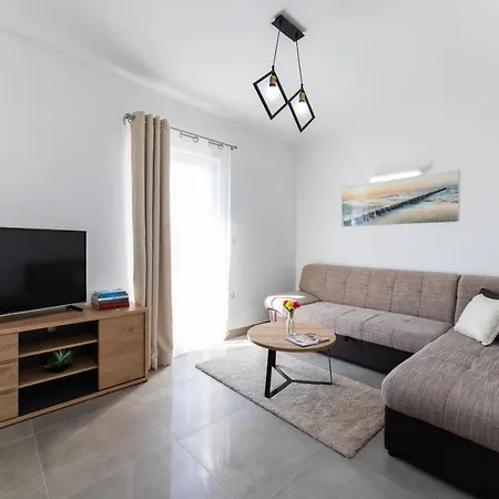 Sun Garden - 4 Star With Heated Swimming Pool, Quiet Bay, Bbq, 50m From The Sea