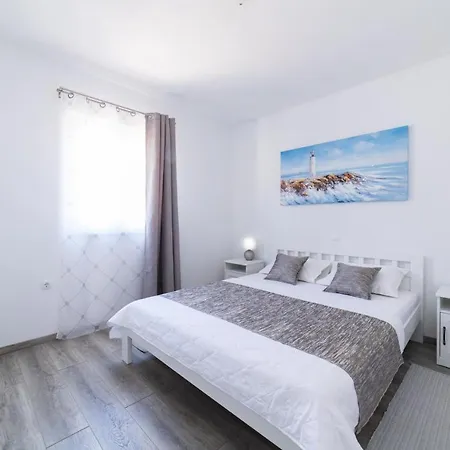 Villa Sun Garden - 4 Star With Heated Swimming Pool, Quiet Bay, Bbq, 50m From The Sea Milna (Brac)