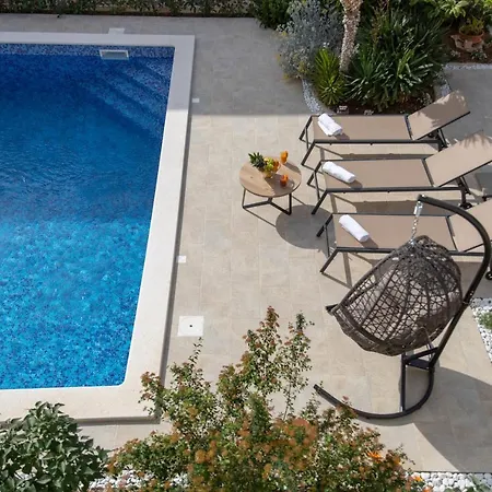 Sun Garden - 4 Star With Heated Swimming Pool, Quiet Bay, Bbq, 50m From The Sea