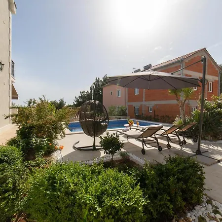 Sun Garden - 4 Star With Heated Swimming Pool, Quiet Bay, Bbq, 50m From The Sea